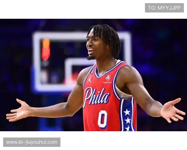 足球博主拿水杯分享赛场幕后趣闻展现真实日常持续地引发网友热议